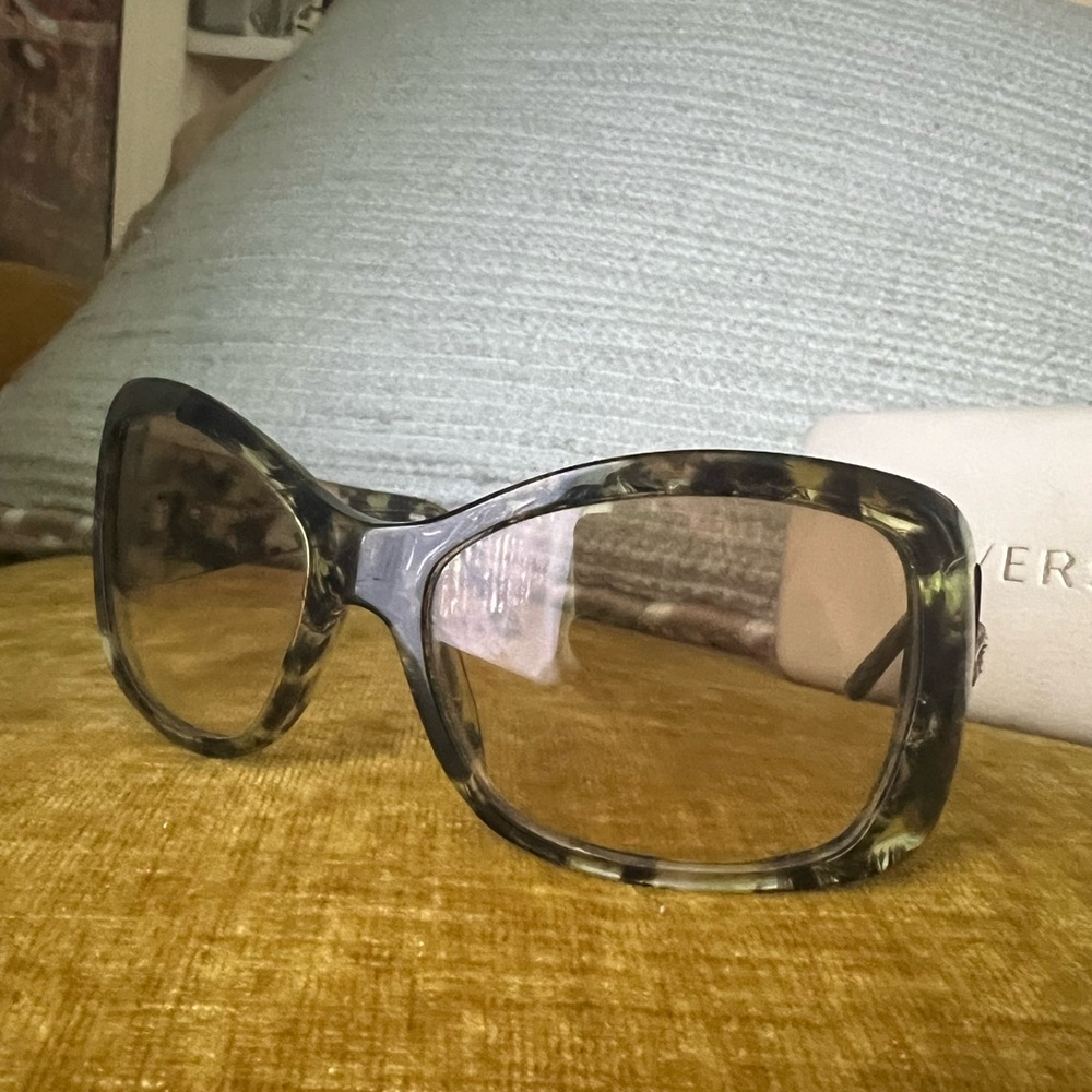 Authentic Versace Sunglasses Black Worn, very good condition. Frame is like new. - Picture 4 of 8